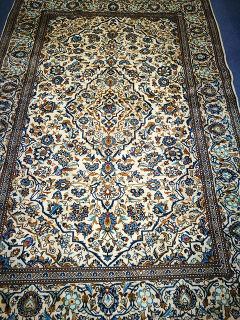 A Kashan carpet 300 x 200cm